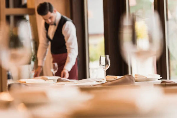 Waiter serving tables — Stock Photo, Image