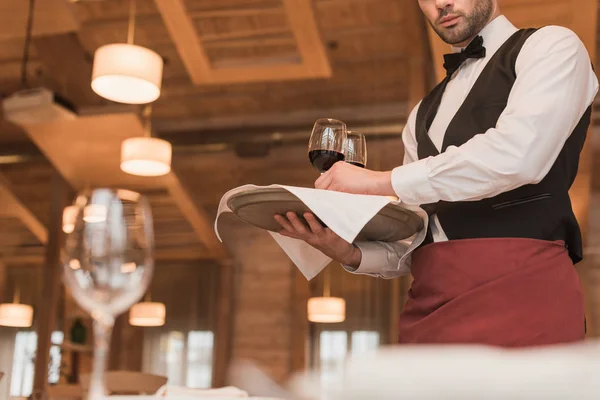 Kellner hält Tablett mit Weingläsern — Stockfoto