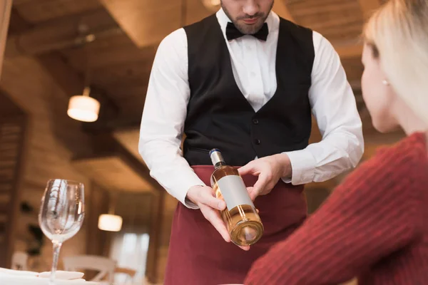 Garçom propondo vinho ao cliente — Fotografia de Stock