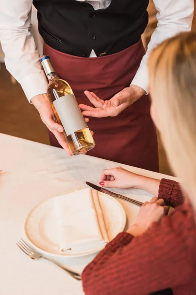 Kelner stelt wijn aan klant — Stockfoto