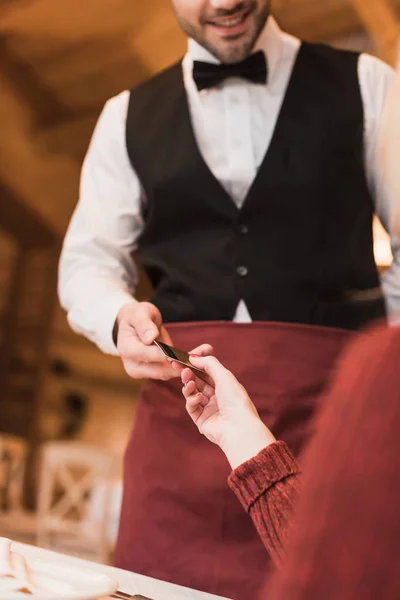 Customer giving credit card to waiter — Free Stock Photo