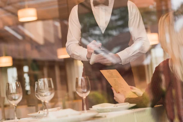 Kellner notiert die Bestellung des Kunden — Stockfoto