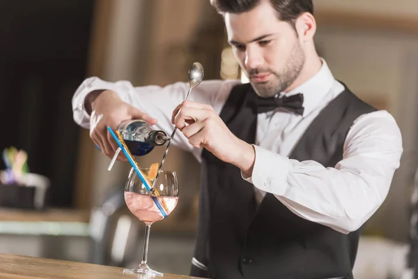 Barman fazendo coquetel — Fotografia de Stock