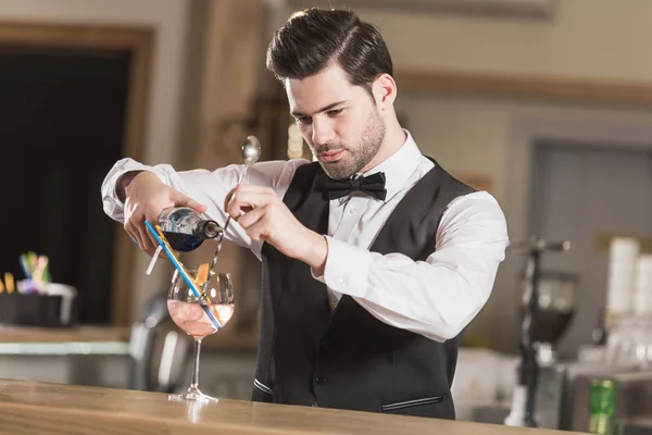 Barman fazendo coquetel — Fotografia de Stock