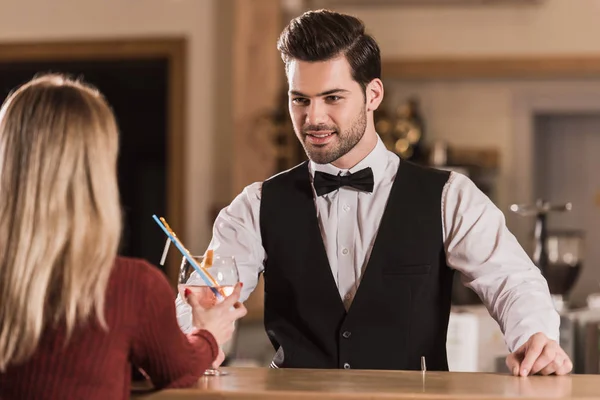 Barman geven cocktail naar client — Stockfoto