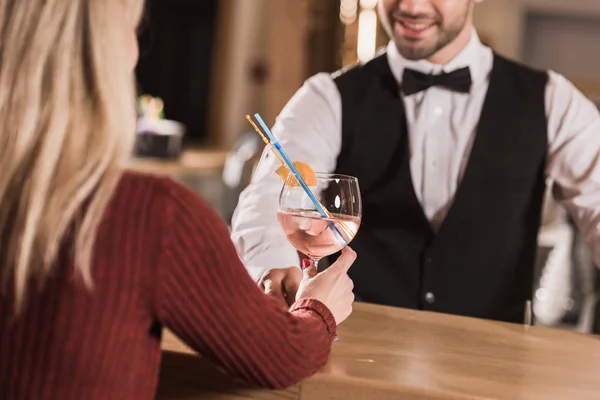 Bartender giving cocktail to client — Stock Photo, Image