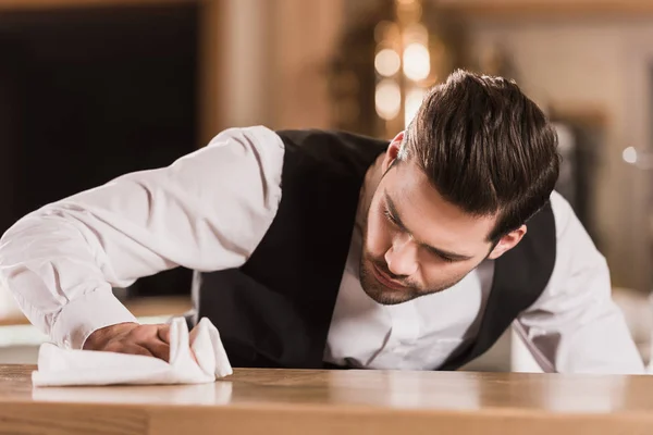 Bartender cleaning bar counter — Stock Photo, Image