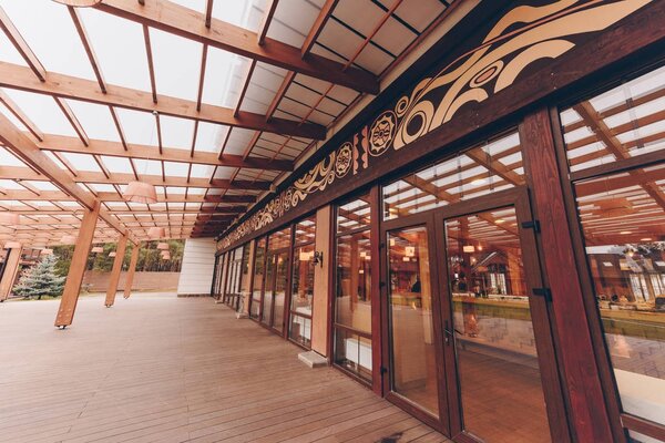 современный ресторан с деревянным декором
