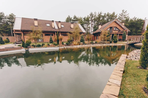 Pond and countryside cottages — Stock Photo, Image