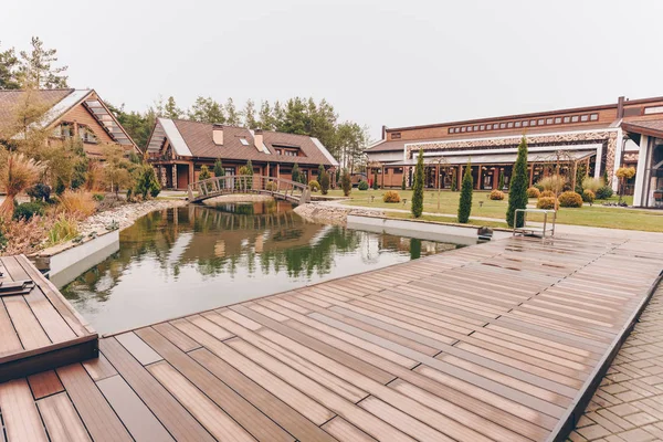 Pond and countryside cottages — Stock Photo, Image