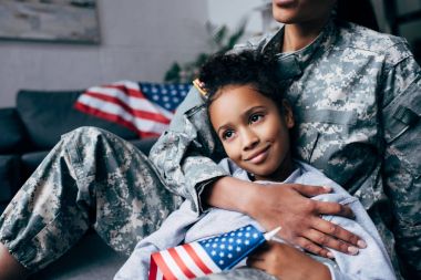 kızı ve asker Amerikan bayrağı ile