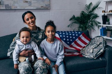 askeri üniformalı Afrikalı-Amerikalı anne