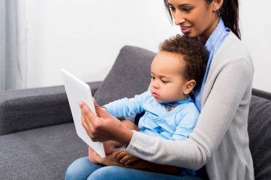 Anne ve oğlu tablet kullanma 