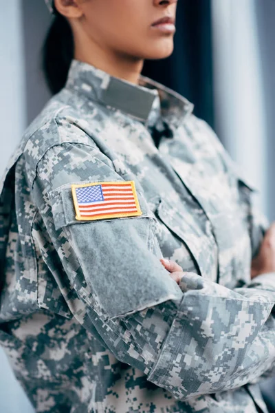 Soldat i militär uniform med usa emblem — Stockfoto