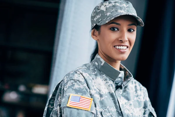 Soldat avec emblème drapeau des Etats-Unis — Photo