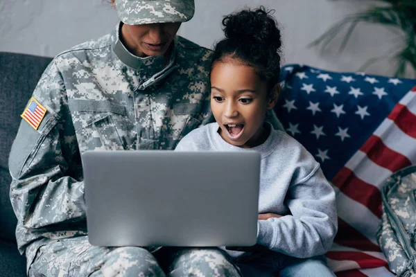 Солдат і дитина використовують ноутбук — стокове фото