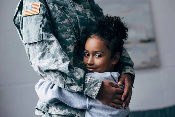 Filha abraçando soldado — Fotografia de Stock