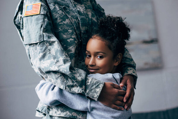 дочь обнимает солдата
