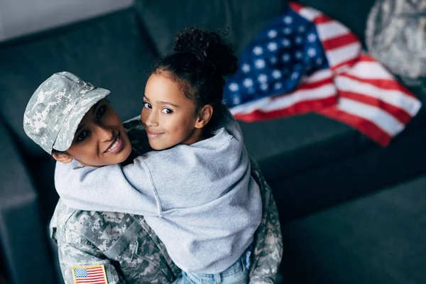 Daughter and female soldier — Stock Photo, Image