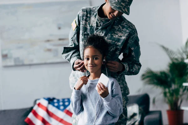 Daughter and mother in military uniform — Free Stock Photo