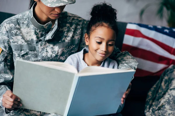 Daughter and mother reading book — Stock Photo, Image