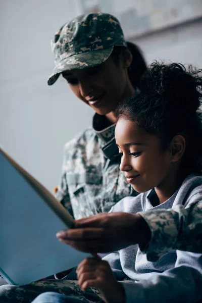 Lánya és katona olvasó könyv — Stock Fotó