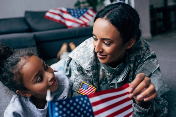 Hija y madre con bandera americana — Foto de Stock