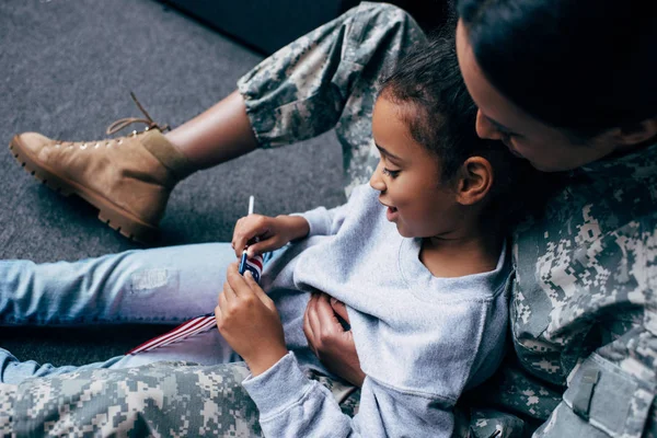Daughter and female soldier — Free Stock Photo