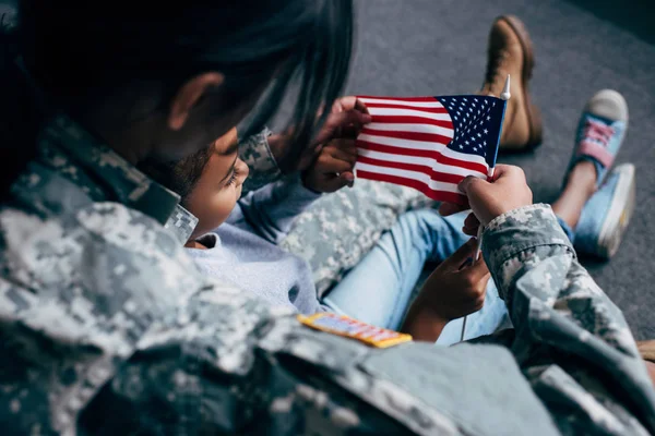 Daughter and soldier with american flag — Stock Photo, Image