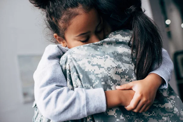 Hija abrazando madre — Foto de Stock