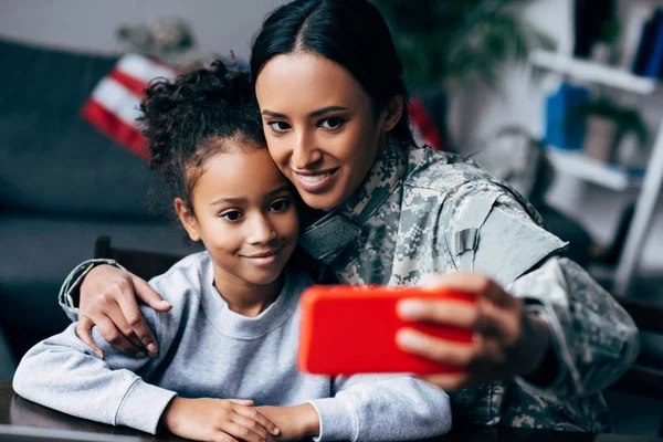 Soldato prendendo selfie con figlia — Foto Stock
