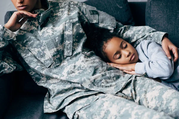 Madre en uniforme militar con hija dormida — Foto de Stock