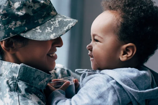 Mor i militæruniform med sønn – stockfoto
