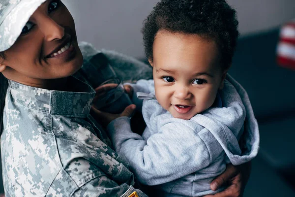 Soldat med lille son — Stockfoto