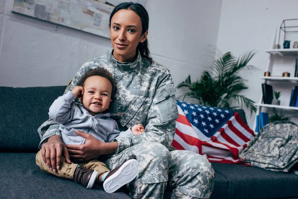 Madre en uniforme militar con bebé niño — Foto de Stock