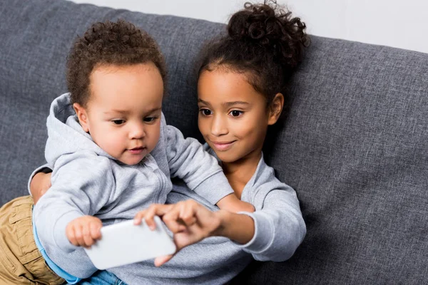 Sister taking selfie with little brother — Stock Photo, Image