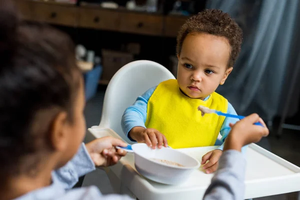 Afrikanische amerikanische Schwester füttert Bruder — Stockfoto