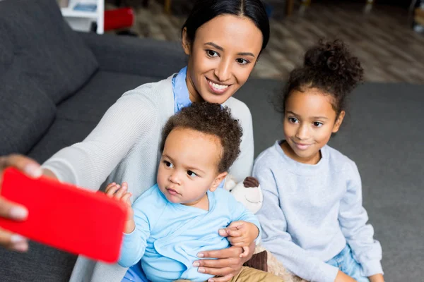 Mutter macht Selfie mit Kindern — Stockfoto