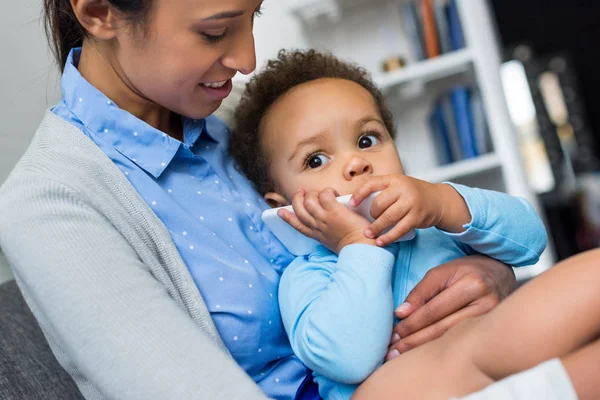 Madre e hijo con smartphone — Foto de Stock