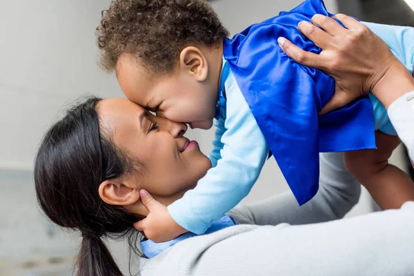 快乐的非洲裔美国母亲和儿子 — 图库照片