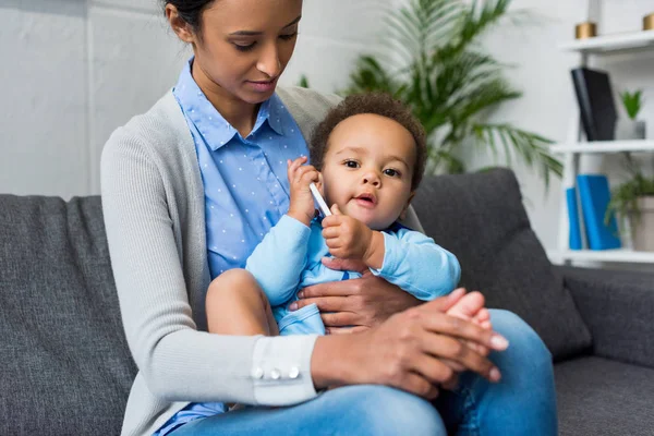 Mãe e bebê menino com smartphone — Fotografia de Stock