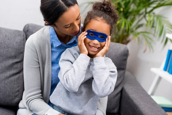 Mother and daughter in superhero mask — Free Stock Photo