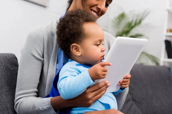 Mãe e filho com tablet digital — Fotografia de Stock