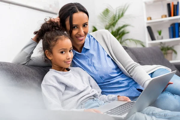 Familie nutzt Laptop zu Hause — Stockfoto