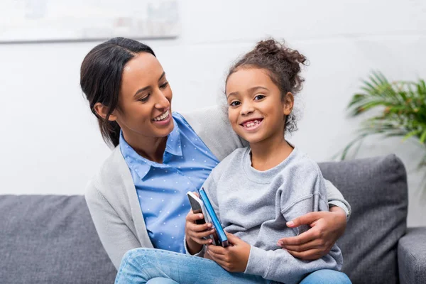 Moeder en dochter met smartphone — Stockfoto