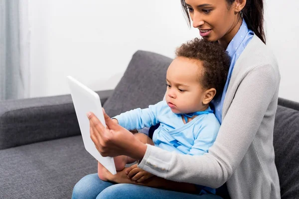 Madre e hijo usando tableta — Foto de Stock