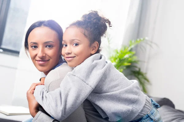 Hija abrazando a su madre — Foto de Stock