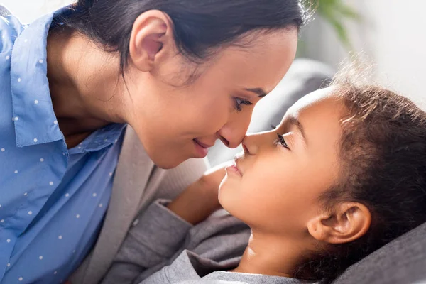 Mãe e filha tocando narizes — Fotografia de Stock