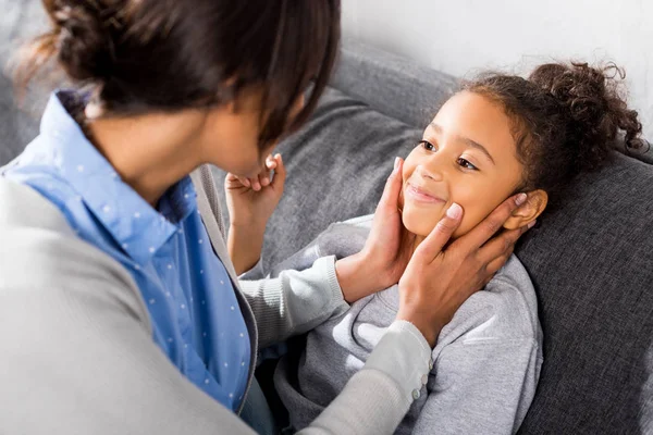 Hugging african american mother and daughter — Stock Photo, Image