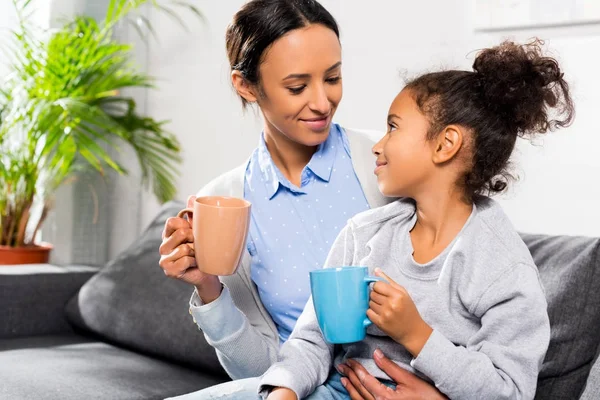 Madre e hija bebiendo té — Foto de Stock